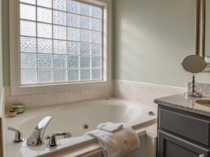 Baño nuevo con toalla y espejo