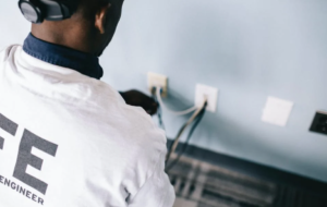 Técnico de la electricidad revisando cables