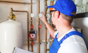 Técnico revisando tubería de gas