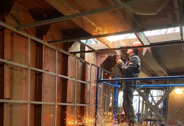 Obrero con herramienta trabajando